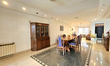 Casa de 4 dormitorios, dependencia, playroom, jardin y piscina