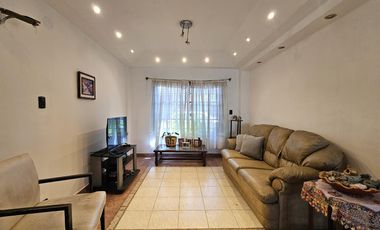 Casa de 4 dormitorios, dependencia, playroom, jardin y piscina