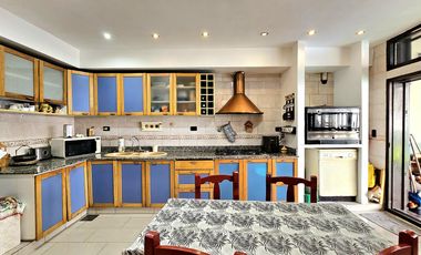 Casa de 4 dormitorios, dependencia, playroom, jardin y piscina