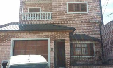 Chalet, 4 ambientes con pileta en  Lomas de Zamora