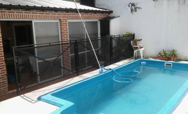 Chalet, 4 ambientes con pileta en  Lomas de Zamora