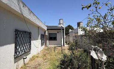 Venta de Casa 3 ambientes con jardín en Ezpeleta Oeste