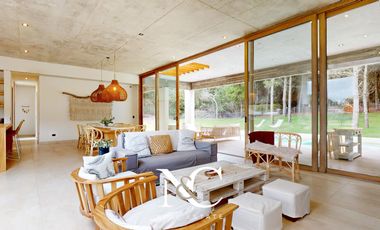 Casa en venta en Costa Esmeralda fondo libre al bosque