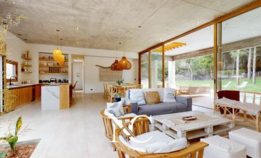 Casa en venta en Costa Esmeralda fondo libre al bosque