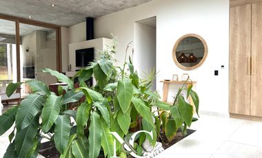 Casa en venta en Costa Esmeralda fondo libre al bosque