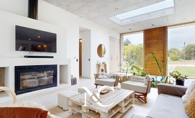 Casa en venta en Costa Esmeralda fondo libre al bosque