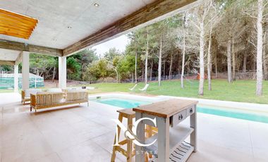 Casa en venta en Costa Esmeralda fondo libre al bosque