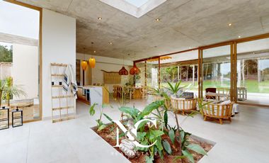 Casa en venta en Costa Esmeralda fondo libre al bosque