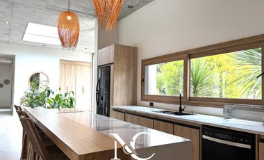 Casa en venta en Costa Esmeralda fondo libre al bosque