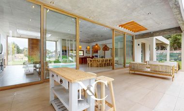 Casa en venta en Costa Esmeralda fondo libre al bosque