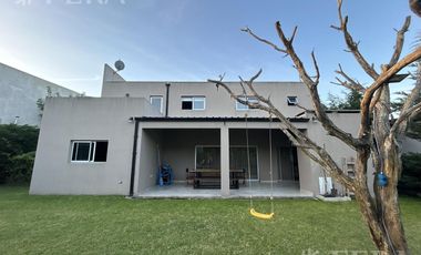 Venta casa de 4 ambientes con piscina en Barrio El Hípico - Ranelagh