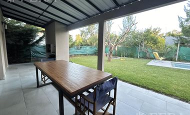 Venta casa de 4 ambientes con piscina en Barrio El Hípico - Ranelagh