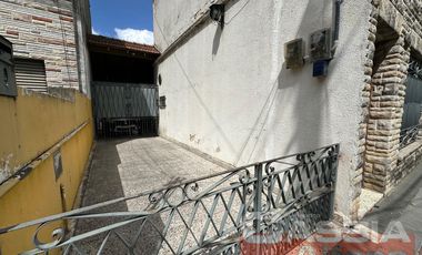 CASA APTO DOS FAMILIAS EN PH SOBRE LOTE DE 52 X 10, COCHERA, FONDO LIBRE CON PISCINA