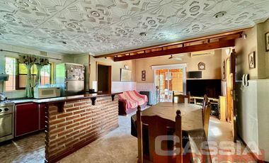 CASA APTO DOS FAMILIAS EN PH SOBRE LOTE DE 52 X 10, COCHERA, FONDO LIBRE CON PISCINA