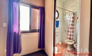 CASA APTO DOS FAMILIAS EN PH SOBRE LOTE DE 52 X 10, COCHERA, FONDO LIBRE CON PISCINA