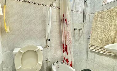 CASA APTO DOS FAMILIAS EN PH SOBRE LOTE DE 52 X 10, COCHERA, FONDO LIBRE CON PISCINA