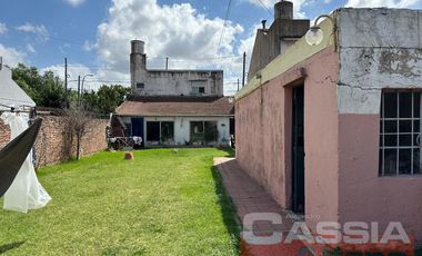 CASA APTO DOS FAMILIAS EN PH SOBRE LOTE DE 52 X 10, COCHERA, FONDO LIBRE CON PISCINA