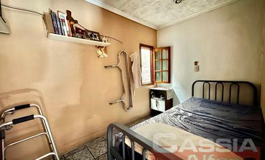 CASA APTO DOS FAMILIAS EN PH SOBRE LOTE DE 52 X 10, COCHERA, FONDO LIBRE CON PISCINA