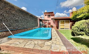 CASA APTO DOS FAMILIAS EN PH SOBRE LOTE DE 52 X 10, COCHERA, FONDO LIBRE CON PISCINA