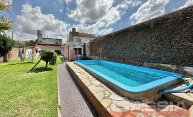 CASA APTO DOS FAMILIAS EN PH SOBRE LOTE DE 52 X 10, COCHERA, FONDO LIBRE CON PISCINA