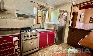 CASA APTO DOS FAMILIAS EN PH SOBRE LOTE DE 52 X 10, COCHERA, FONDO LIBRE CON PISCINA