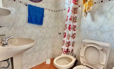 CASA APTO DOS FAMILIAS EN PH SOBRE LOTE DE 52 X 10, COCHERA, FONDO LIBRE CON PISCINA