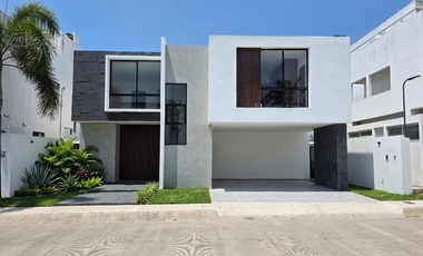 Casa en Venta enorme jardín fraccionamiento Rio del Dorado