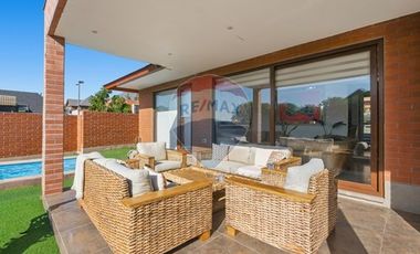 VENTA Casa No perimetral 4D-4B-3E-Piscina