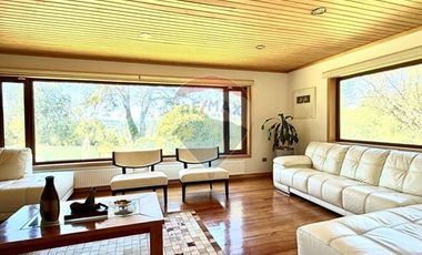 ESPECTACULAR CASA 560 M2 CONSTRUIDOS