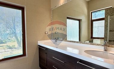ESPECTACULAR CASA 560 M2 CONSTRUIDOS
