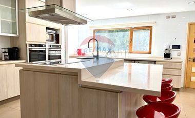 ESPECTACULAR CASA 560 M2 CONSTRUIDOS