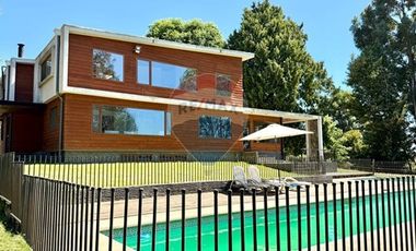 ESPECTACULAR CASA 560 M2 CONSTRUIDOS