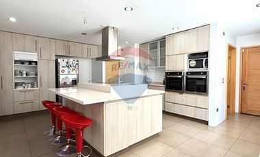 ESPECTACULAR CASA 560 M2 CONSTRUIDOS