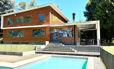 ESPECTACULAR CASA 560 M2 CONSTRUIDOS