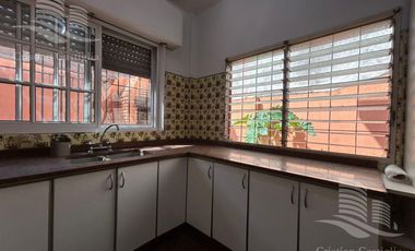 Casa de 3 ambientes con Jardin, Patio, Terraza y Garage en Villa Adelina en Venta