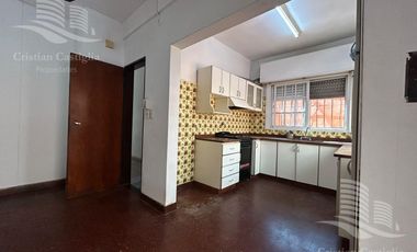Casa de 3 ambientes con Jardin, Patio, Terraza y Garage en Villa Adelina en Venta