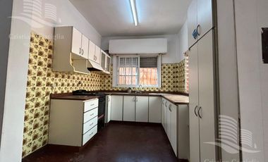 Casa de 3 ambientes con Jardin, Patio, Terraza y Garage en Villa Adelina en Venta