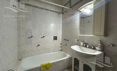 Casa de 3 ambientes con Jardin, Patio, Terraza y Garage en Villa Adelina en Venta