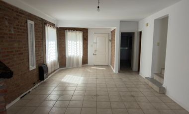 Casa 3 Dorm. con Pileta - B° Arévalo - Cipolletti