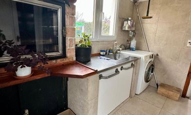 Casa en venta - 2 dormitorios - 140 m2 cuenta con una bodega/fabrica de vino equipada - Dina Huapi
