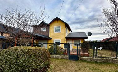 Casa en venta - 2 dormitorios - 140 m2 cuenta con una bodega/fabrica de vino equipada - Dina Huapi
