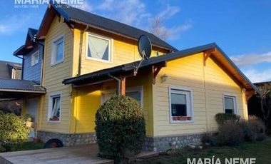 Casa en venta - 2 dormitorios - 140 m2 cuenta con una bodega/fabrica de vino equipada - Dina Huapi