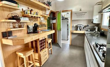 Casa en venta - 2 dormitorios - 140 m2 cuenta con una bodega/fabrica de vino equipada - Dina Huapi