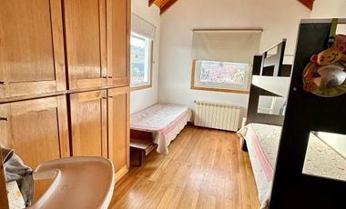 Casa en venta - 2 dormitorios - 140 m2 cuenta con una bodega/fabrica de vino equipada - Dina Huapi