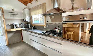 Casa en venta - 2 dormitorios - 140 m2 cuenta con una bodega/fabrica de vino equipada - Dina Huapi