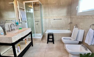 Casa en venta - 2 dormitorios - 140 m2 cuenta con una bodega/fabrica de vino equipada - Dina Huapi