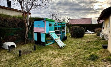Casa en venta - 2 dormitorios - 140 m2 cuenta con una bodega/fabrica de vino equipada - Dina Huapi