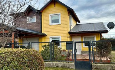 Casa en venta - 2 dormitorios - 140 m2 cuenta con una bodega/fabrica de vino equipada - Dina Huapi