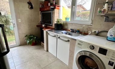 Casa en venta - 2 dormitorios - 140 m2 cuenta con una bodega/fabrica de vino equipada - Dina Huapi