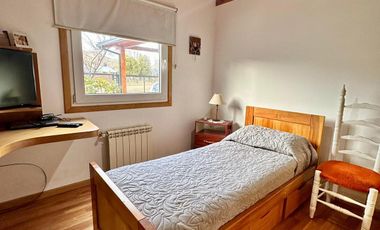 Casa en venta - 2 dormitorios - 140 m2 cuenta con una bodega/fabrica de vino equipada - Dina Huapi